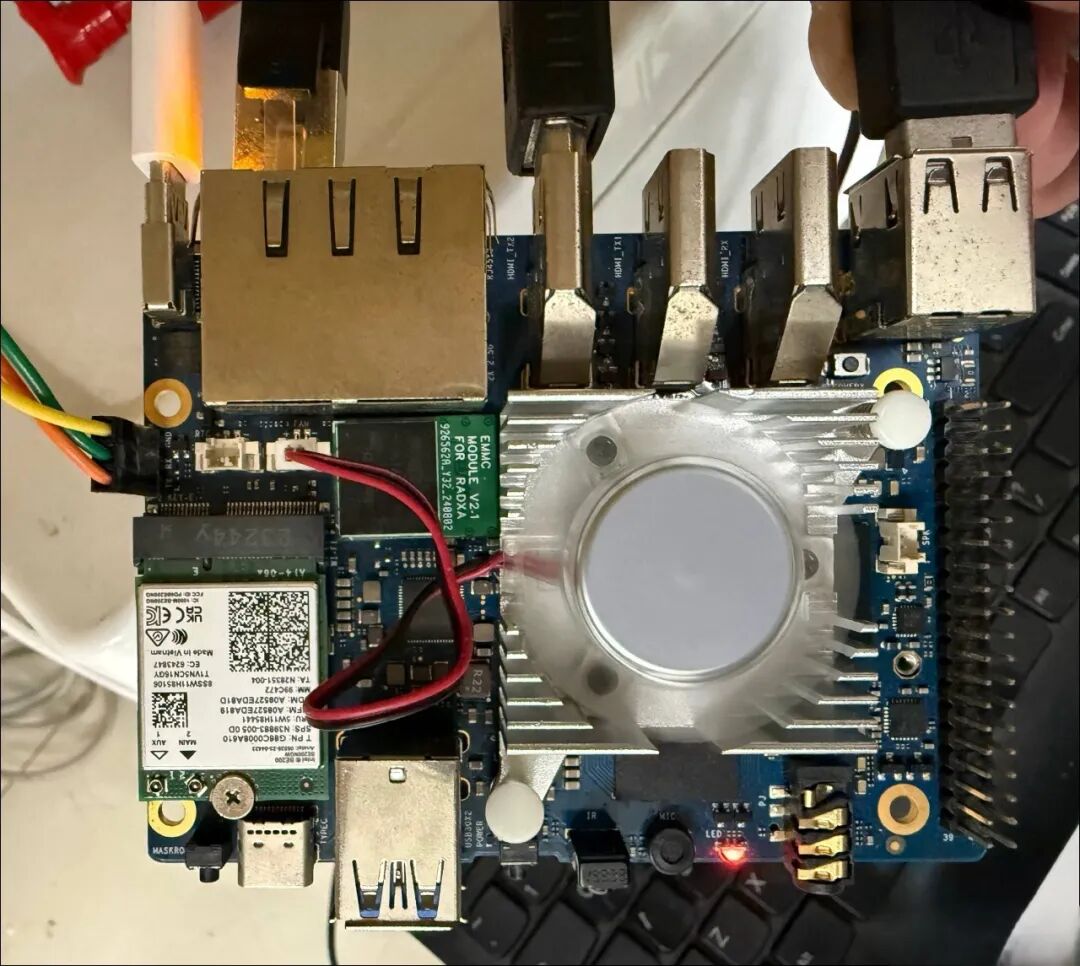 Orange Pi 5 Plus 开发板细节与 M.2 无线网卡特写