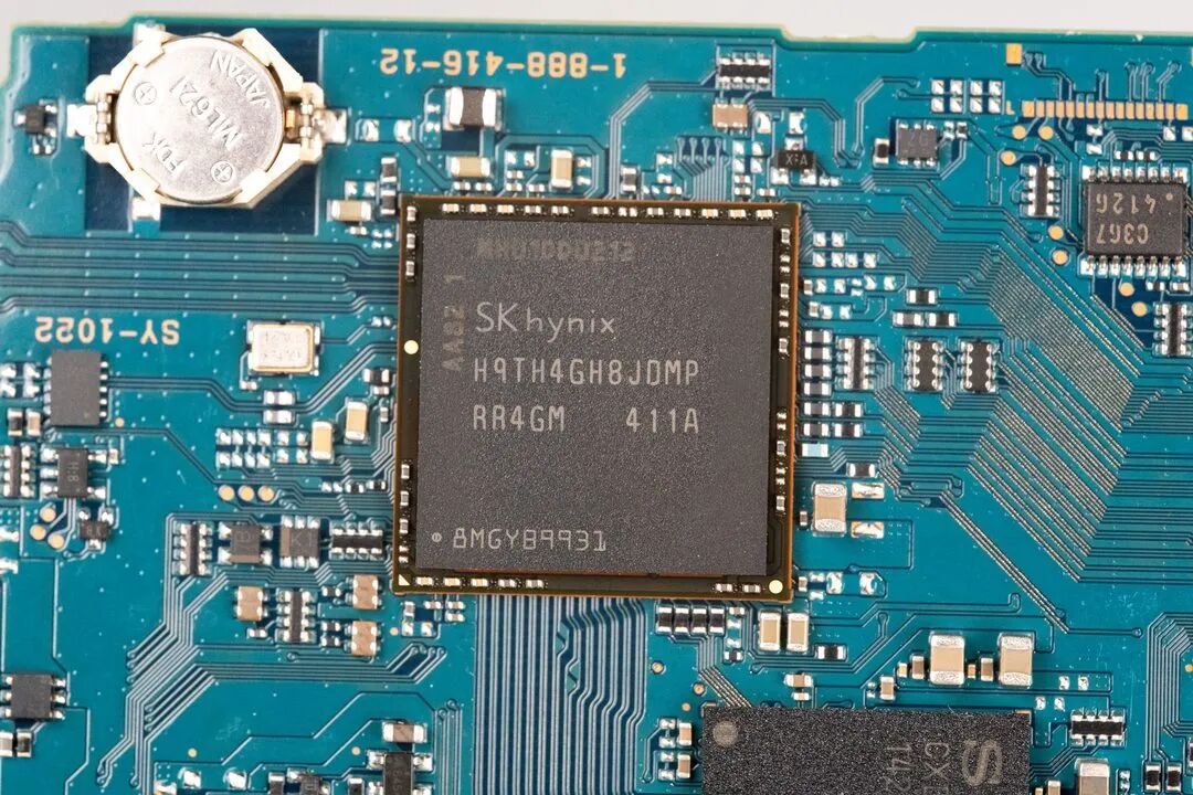 索尼A7R主板SK hynix存储芯片与RTC电池位置