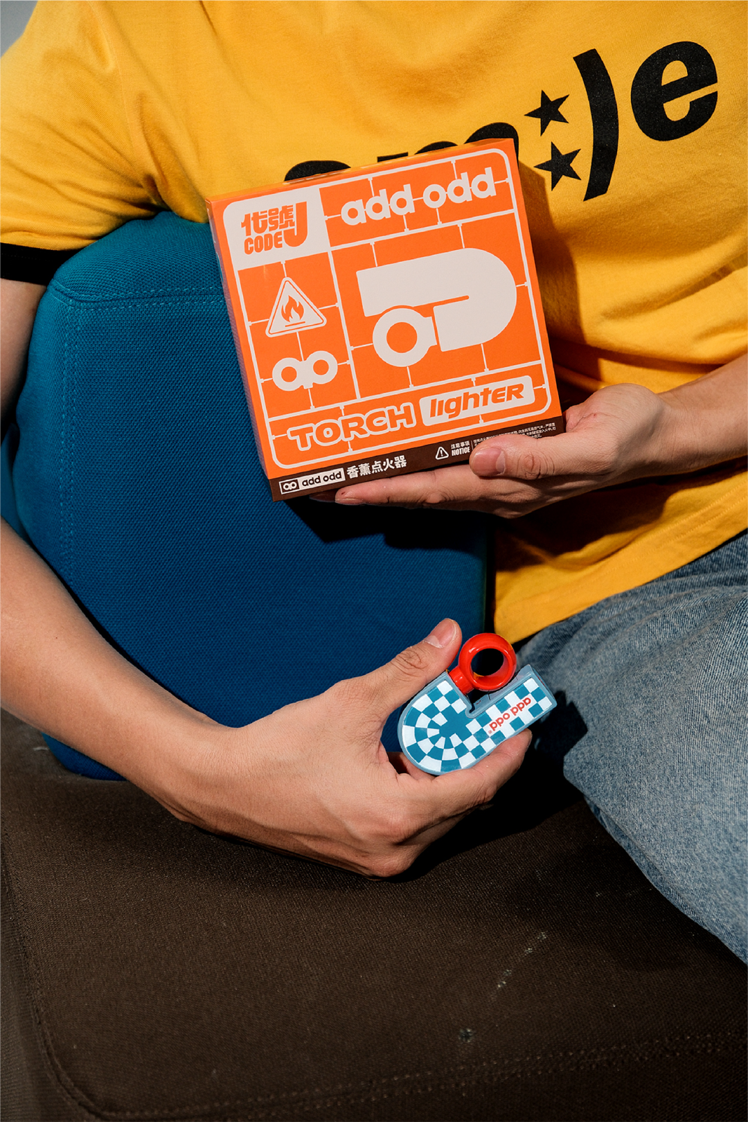手持Add Odd打火机与包装盒