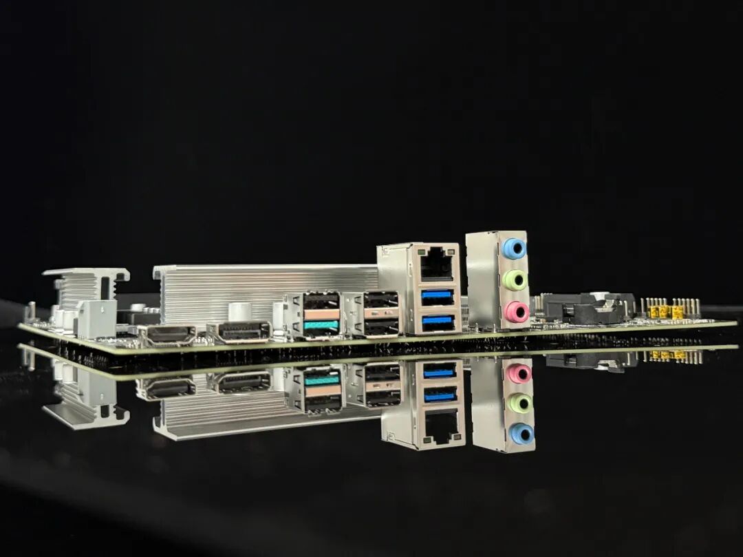 主板I/O接口侧视图