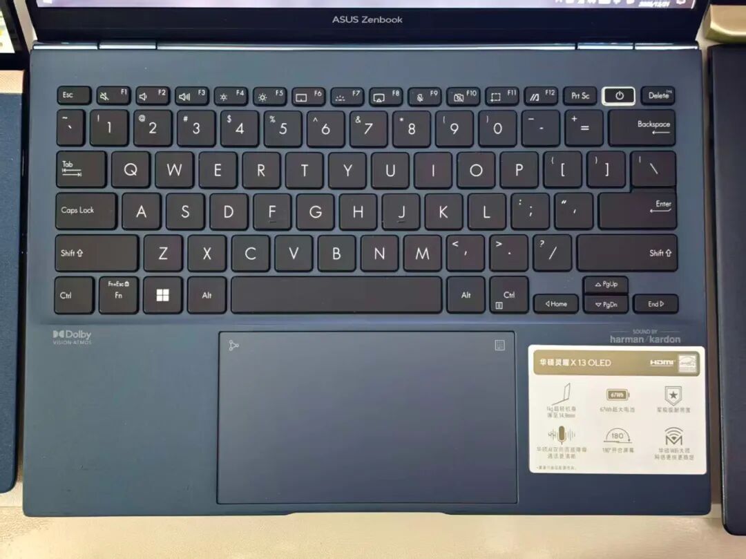 笔记本电脑C面键盘特写