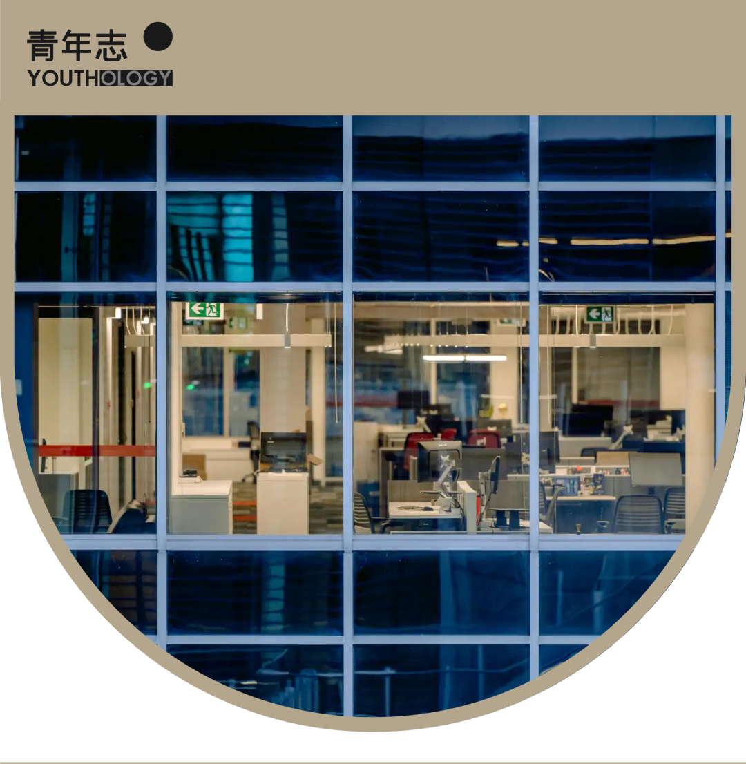 一栋现代化办公楼的玻璃幕墙内部景象