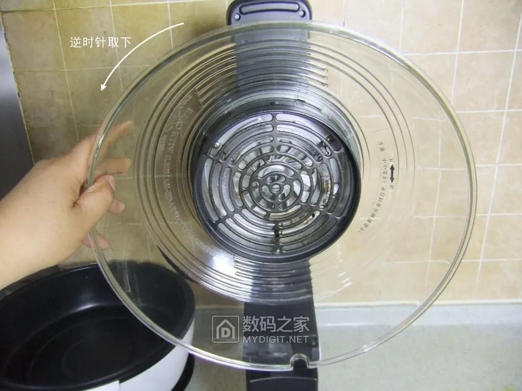 逆时针取下空气炸锅透明外罩