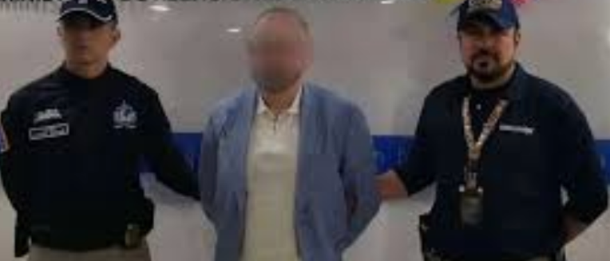 德尼斯·菲先科(面部模糊者)在卡拉什尼科夫展厅被两名制服人员控制