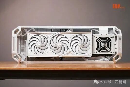 机箱内部，可见三风扇显卡与右侧电源风扇