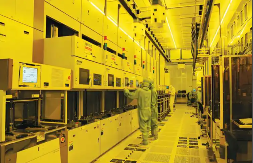 黄调洁净室内的芯片生产线