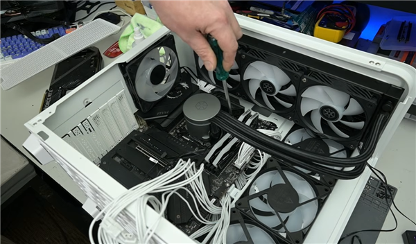 显卡插错位置反而更凉快？RTX 3080热点温度实测降19°C
