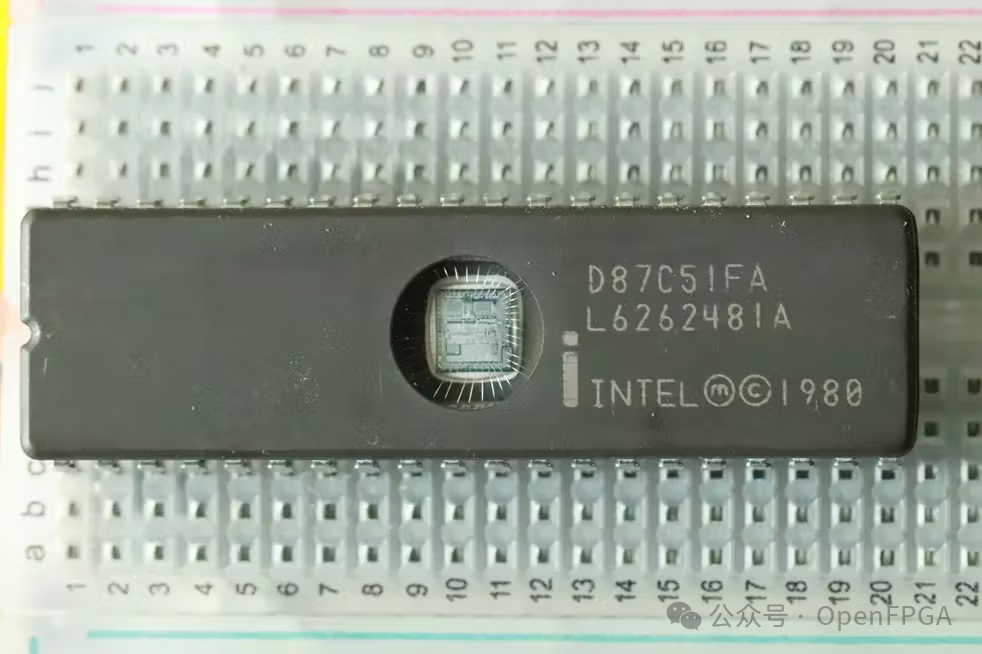 带透明窗口的8051芯片特写