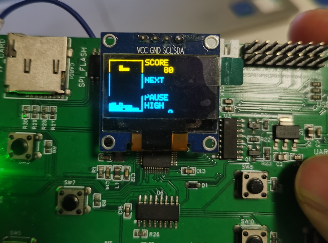 STM32+OLED电路板游戏实拍