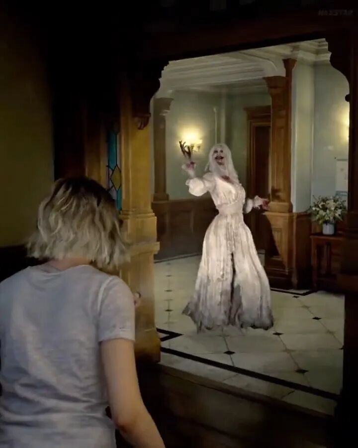 《生化危机9》中女鬼追逐角色场景