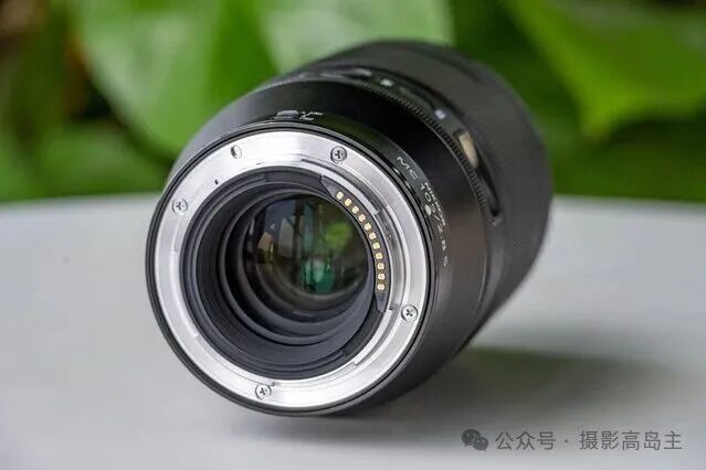 相机镜头特写，展示镜头结构与电子触点