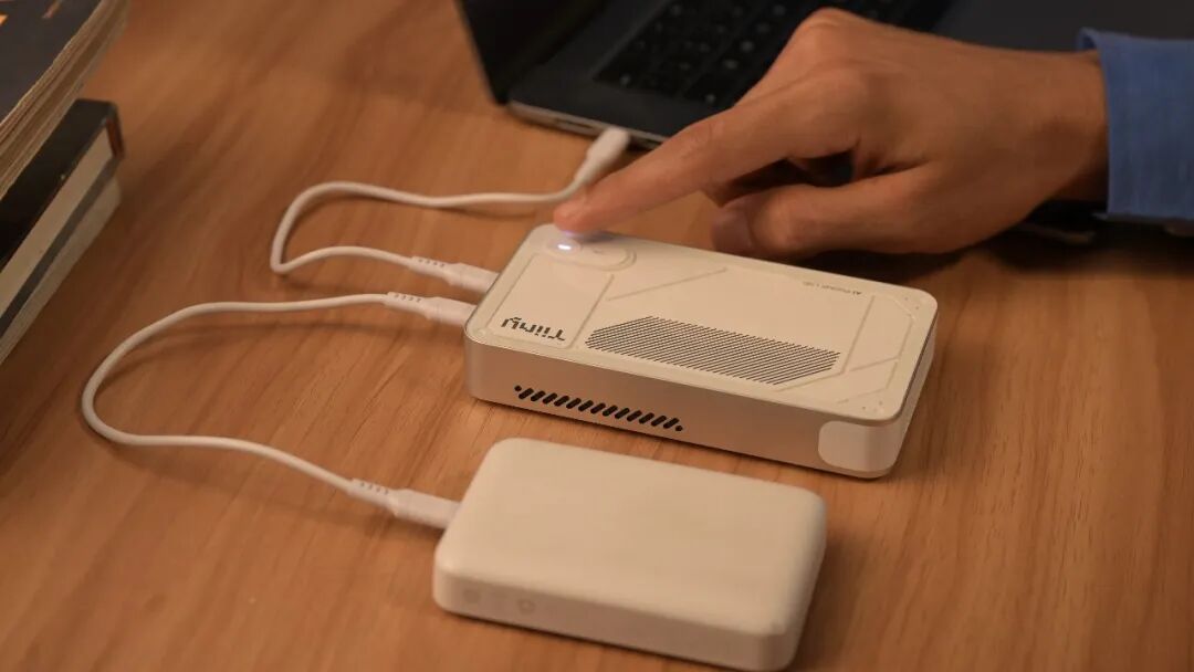 Tiiny AI Pocket Lab实机操作图