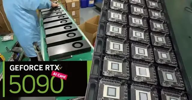 工厂流水线上运送的 RTX 5090 显卡与 GPU 芯片