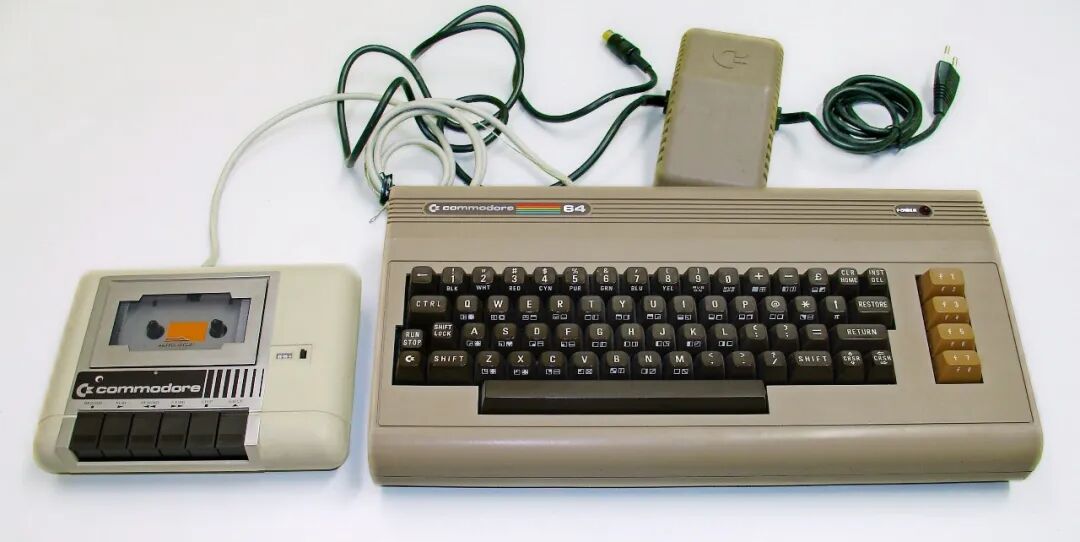 复古 Commodore 64 个人电脑系统,包含主机、磁带机和电源适配器