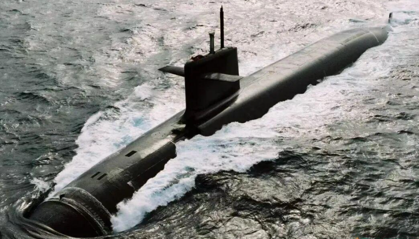 黑色潜艇在波涛中航行
