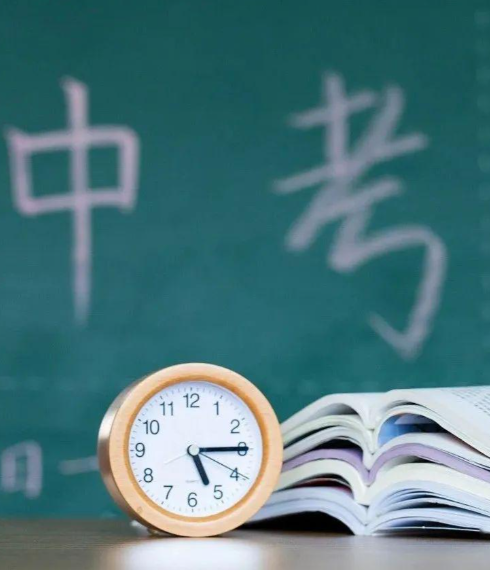 黑板上的“中考”二字