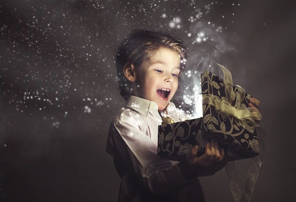 5岁男孩拿着礼物盒，象征父子合作成果