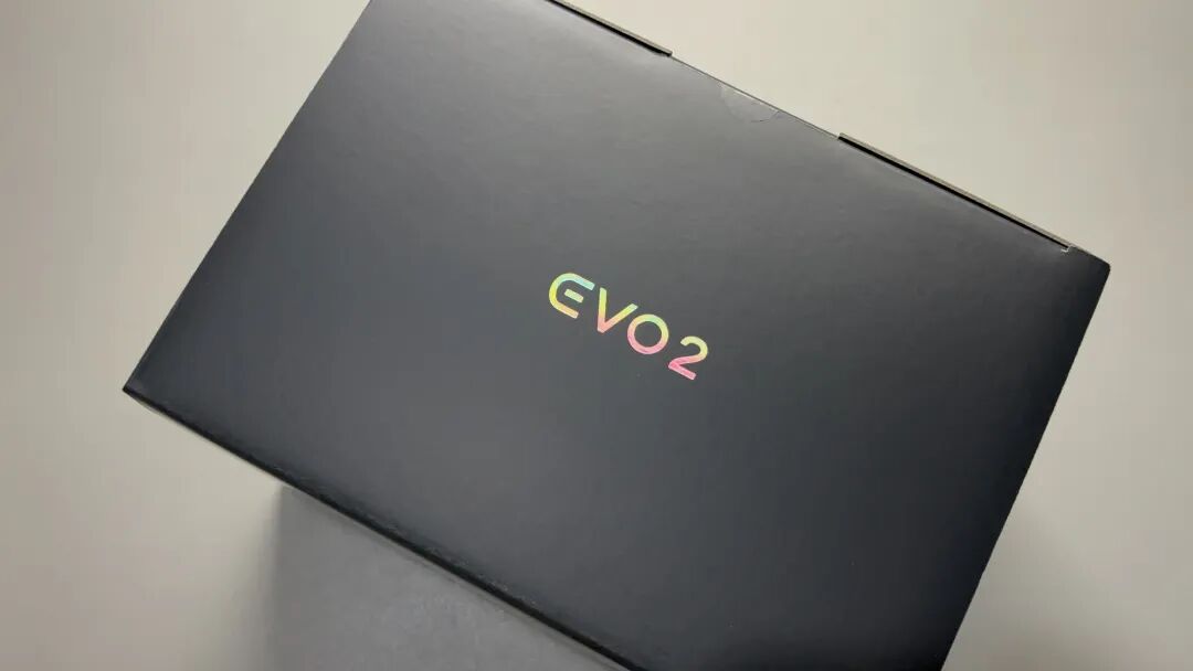 笔记本电脑顶盖上的EVO2标志
