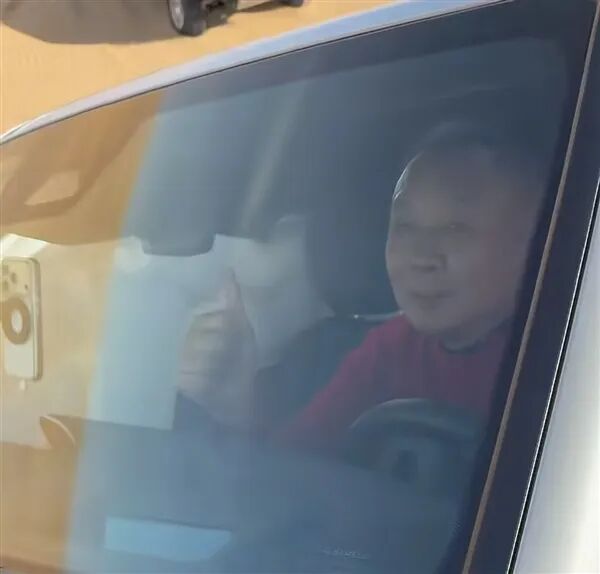 于东来脱险后微笑示意