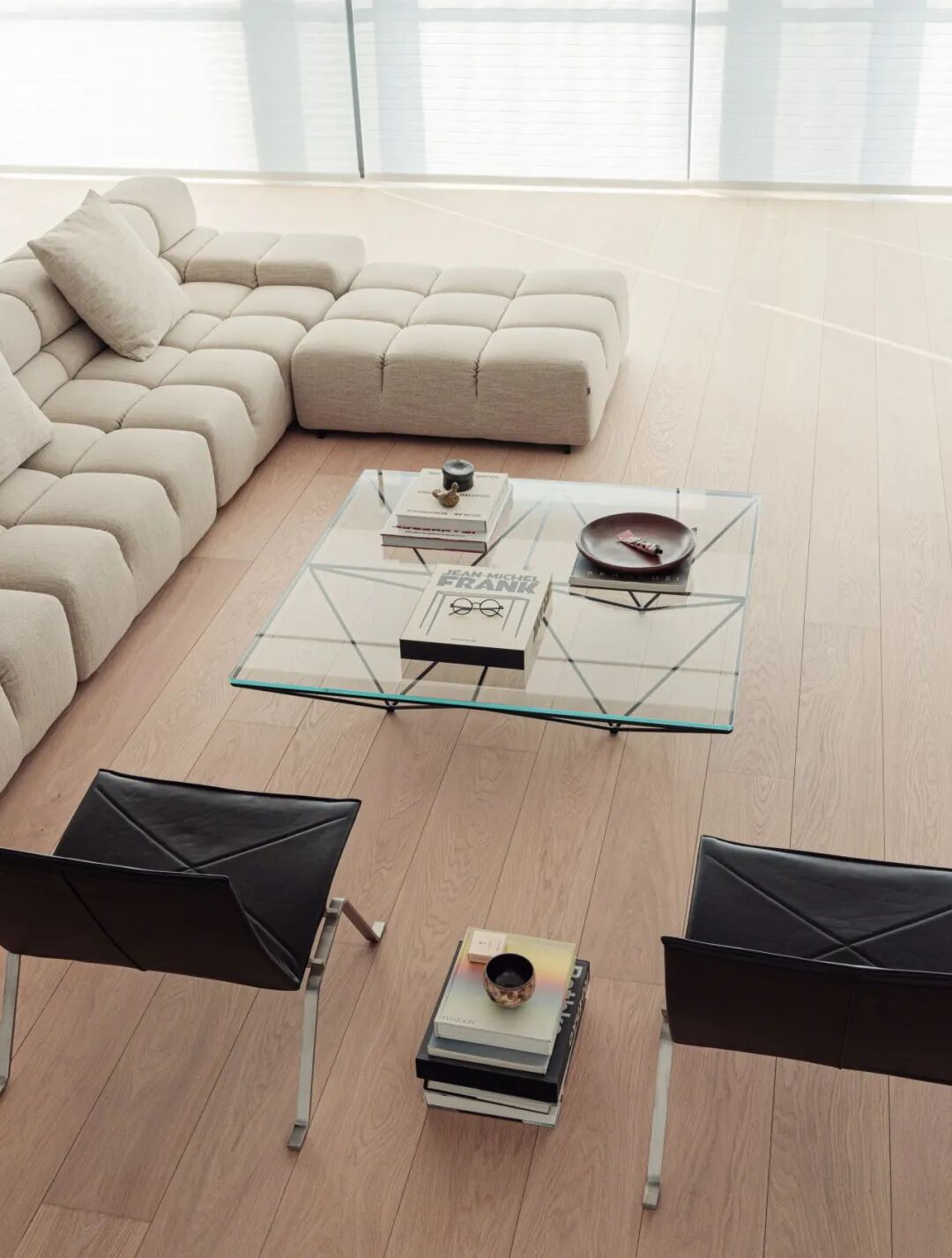 客厅阅读角，黑色皮椅与书籍