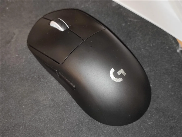 罗技G Pro X Superlight游戏鼠标俯拍