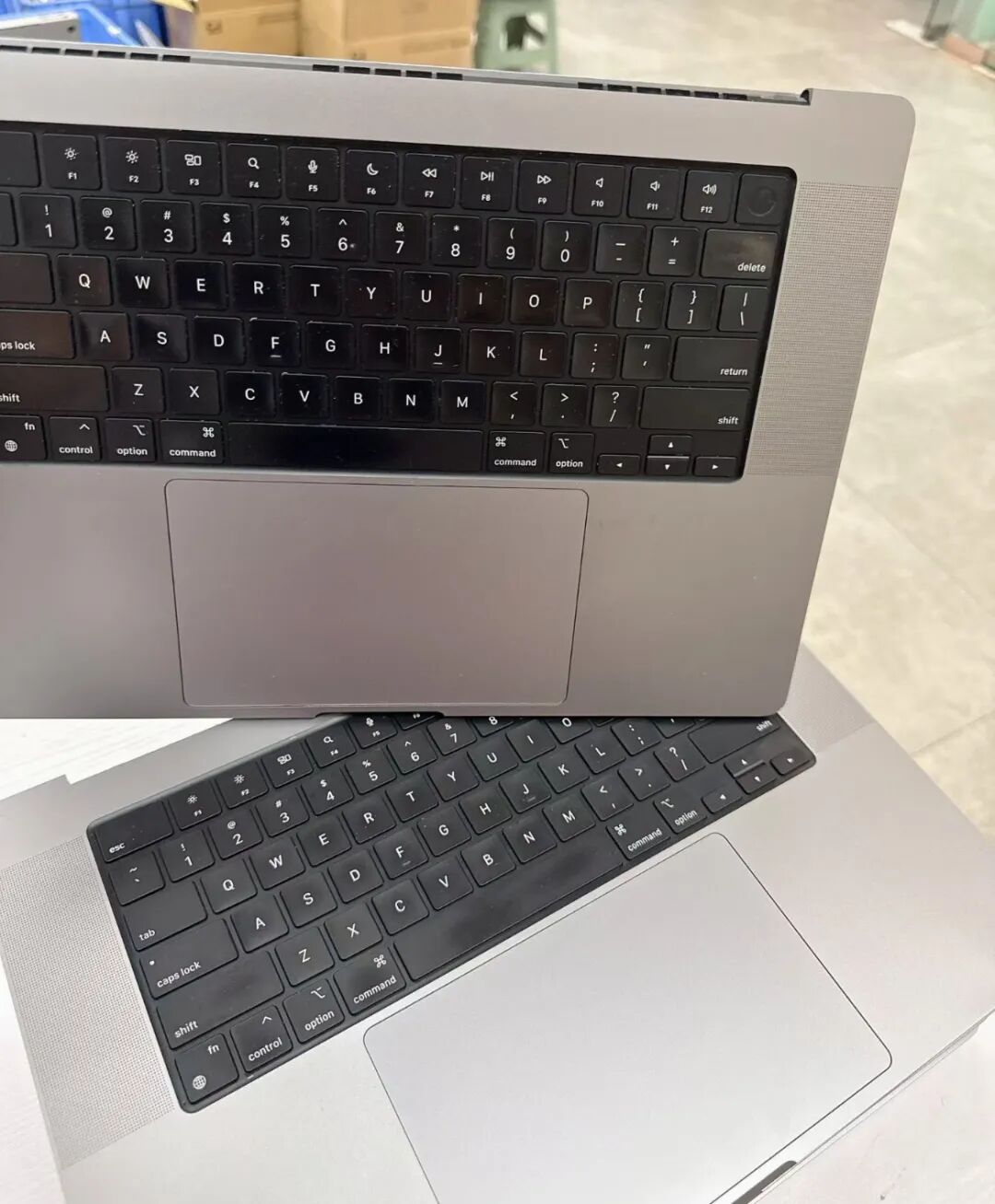 拆卸下来的MacBook键盘对比