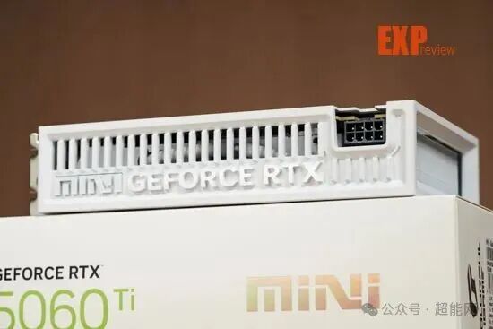 显卡侧面与包装盒展示