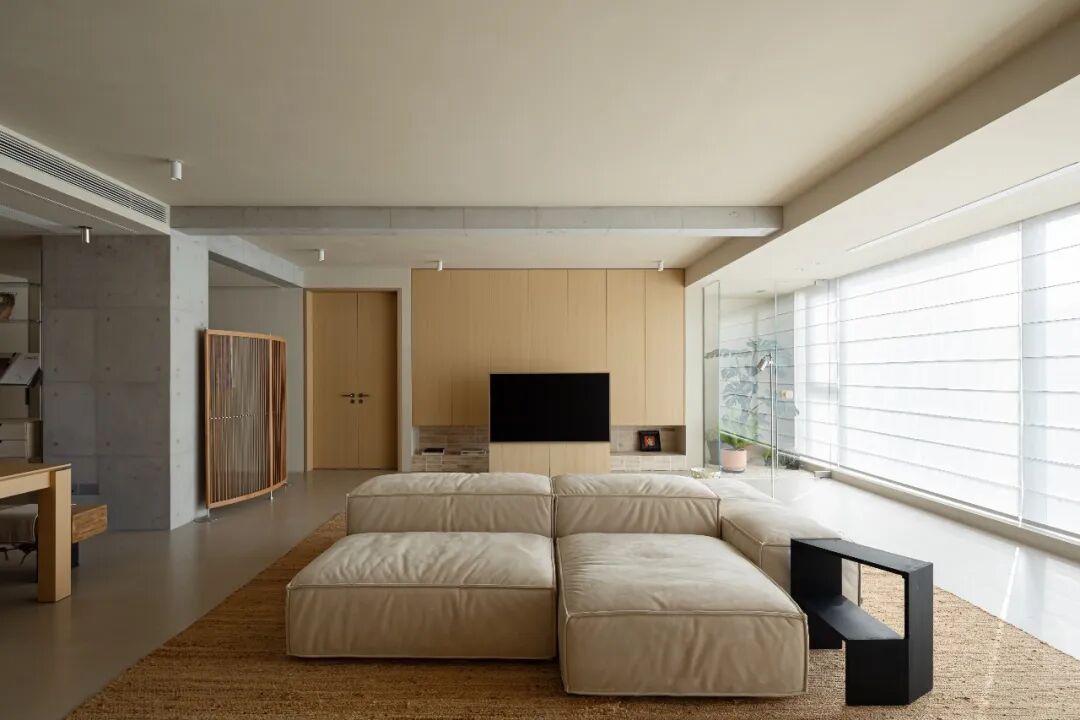 客厅沙发区看向电视墙