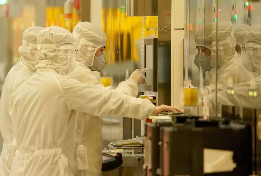 洁净室内人员指向设备面板