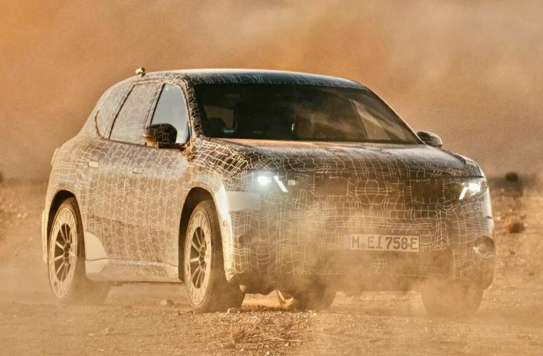 覆盖着伪装贴纸的测试车在越野路况行驶