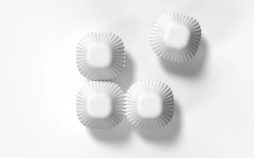 俯视角度排列的白色纸制马芬杯状蛋托