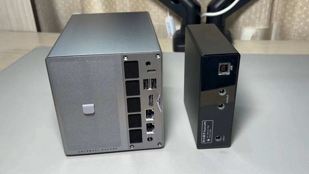 FN EVO2 NAS与W150 UPS背面视图