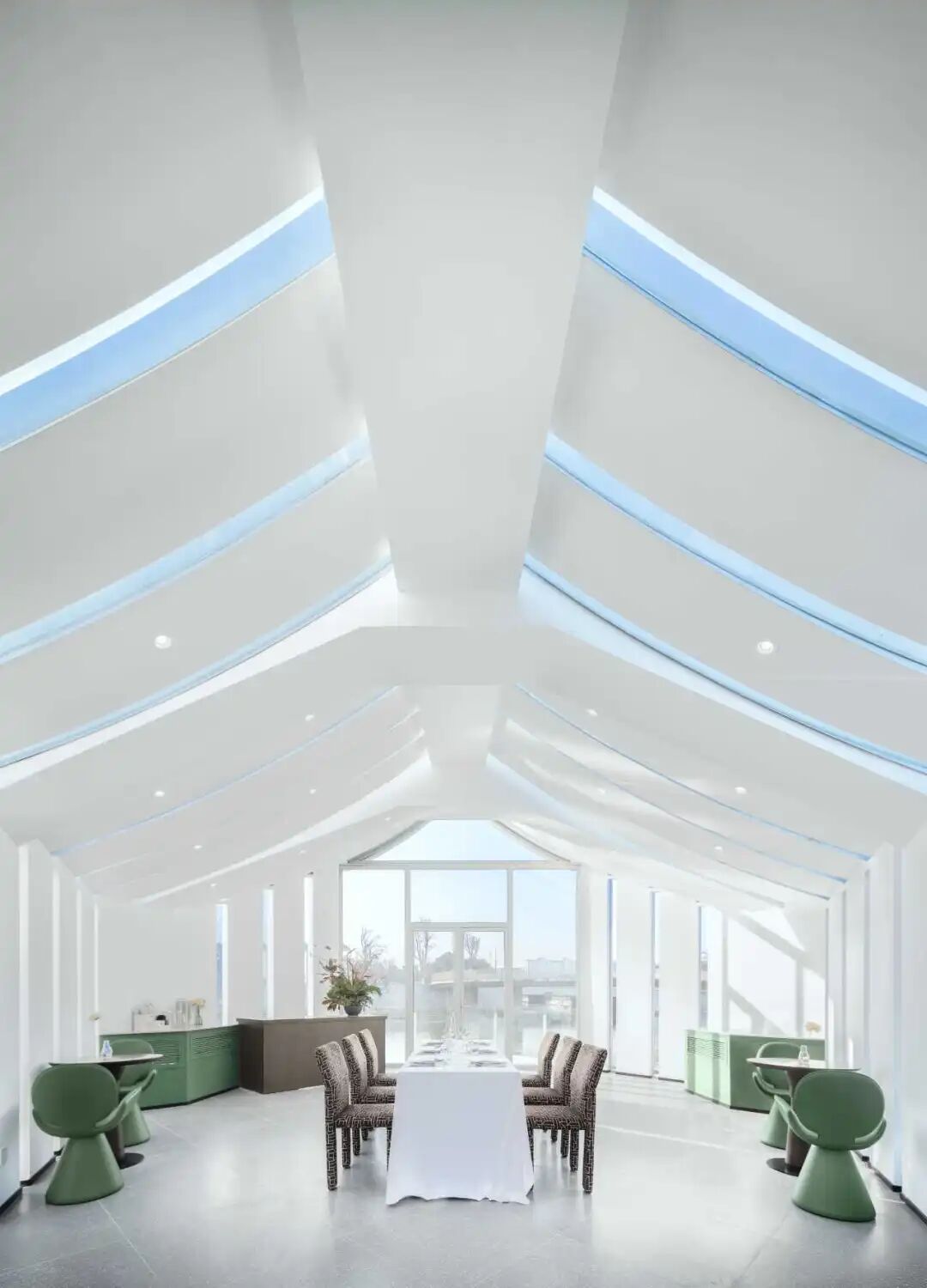 浮岛包间室内用餐区