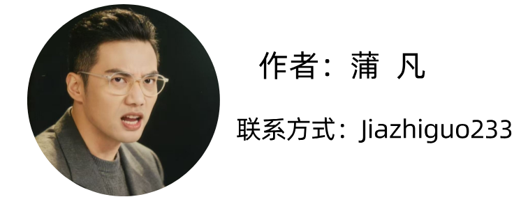 表情激动的戴眼镜男性