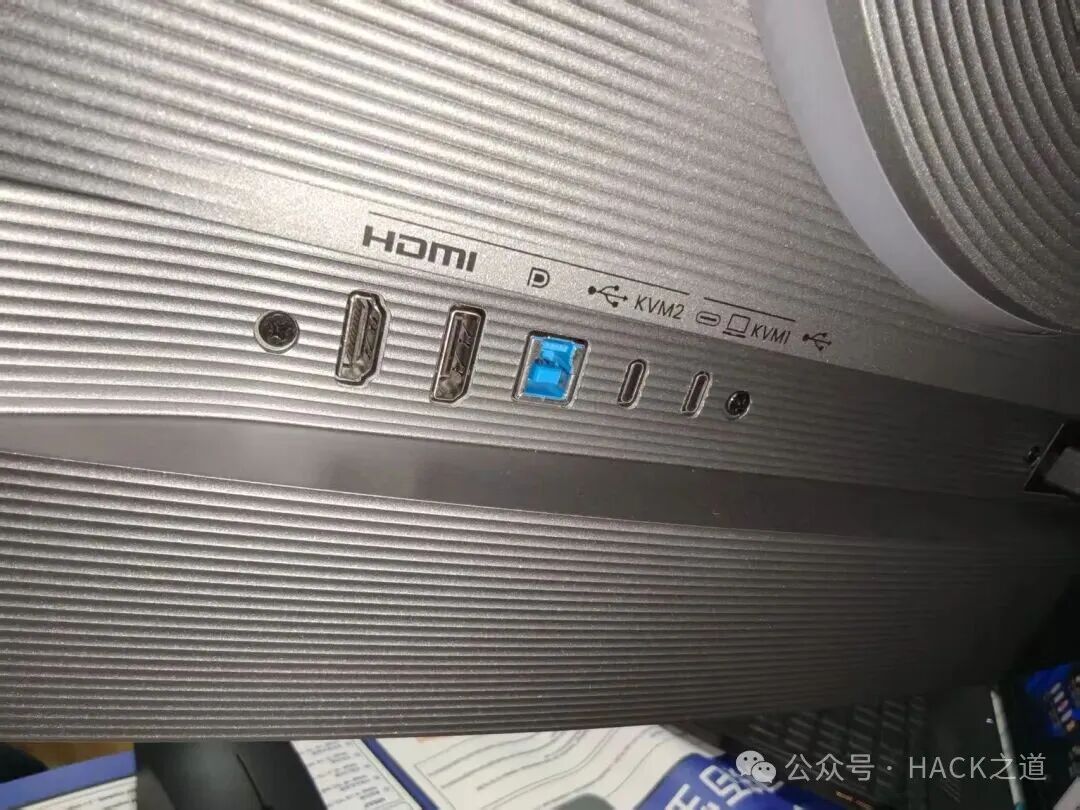 显示器背面接口展示，包含KVM接口