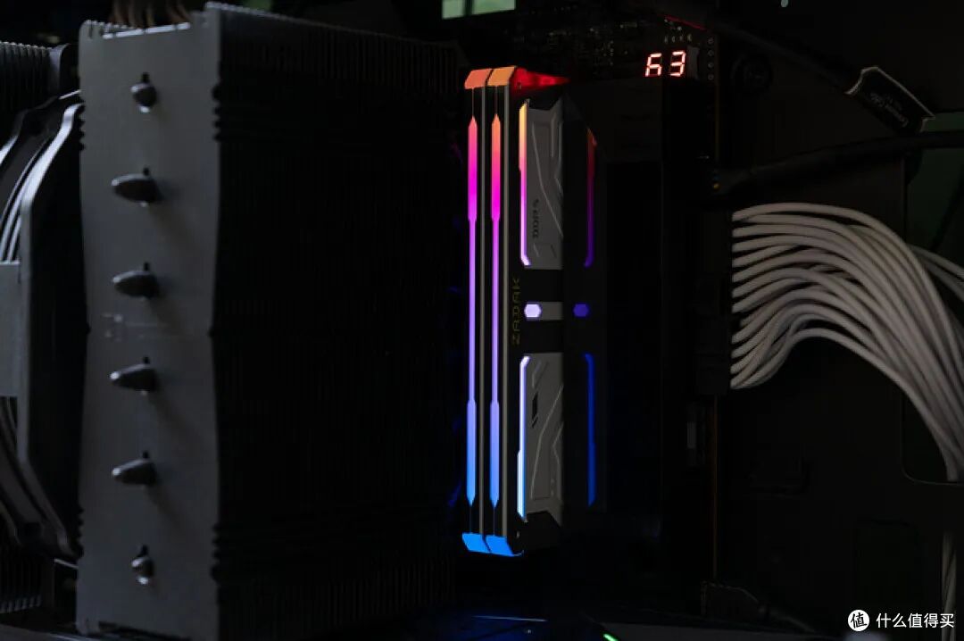 内存 RGB 灯效特写，不同品牌内存灯光对比