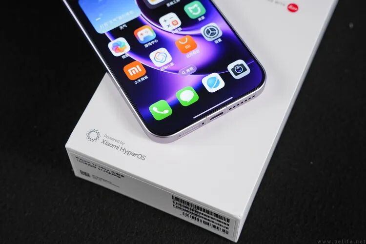 小米HyperOS系统手机与包装盒