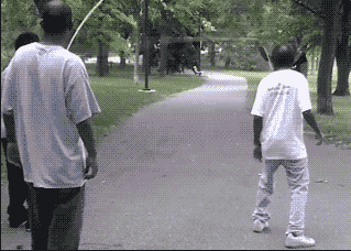 三人行一人被绊倒的黑白GIF，比喻多线程调试的混乱