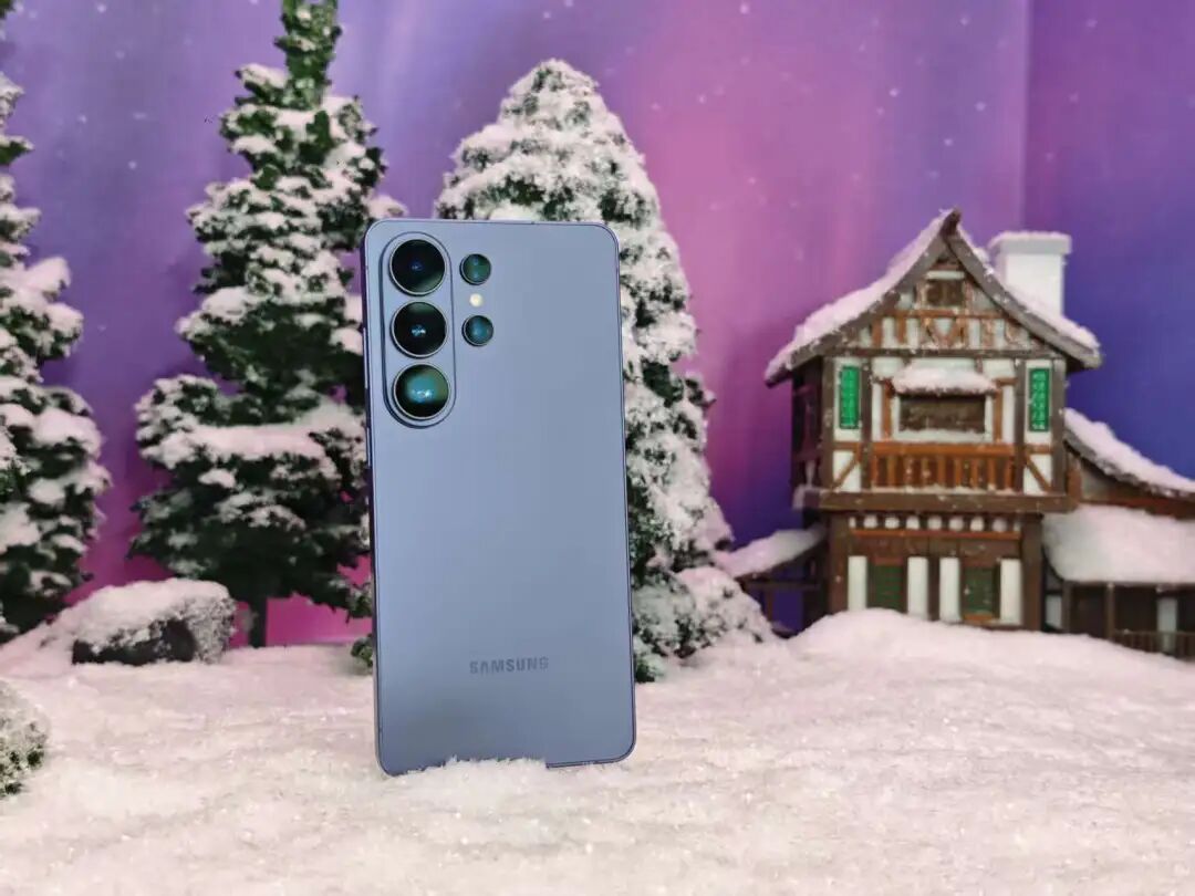 雪景中的蓝色三星手机