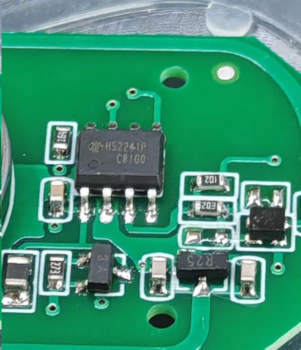 电动车遥控器内部绿色电路板特写