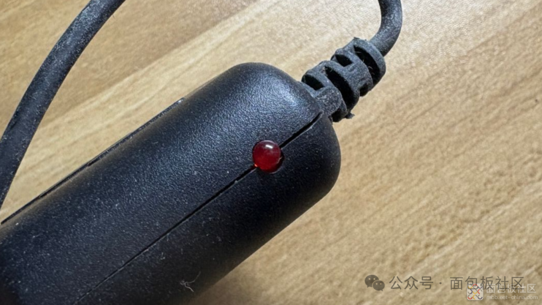 充电器侧面亮起红色指示灯