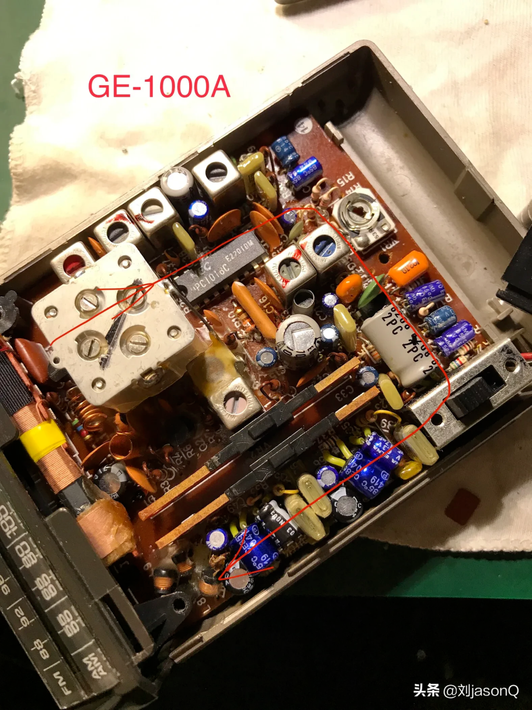 GE-1000A收音机内部电路板特写，标注元件连接