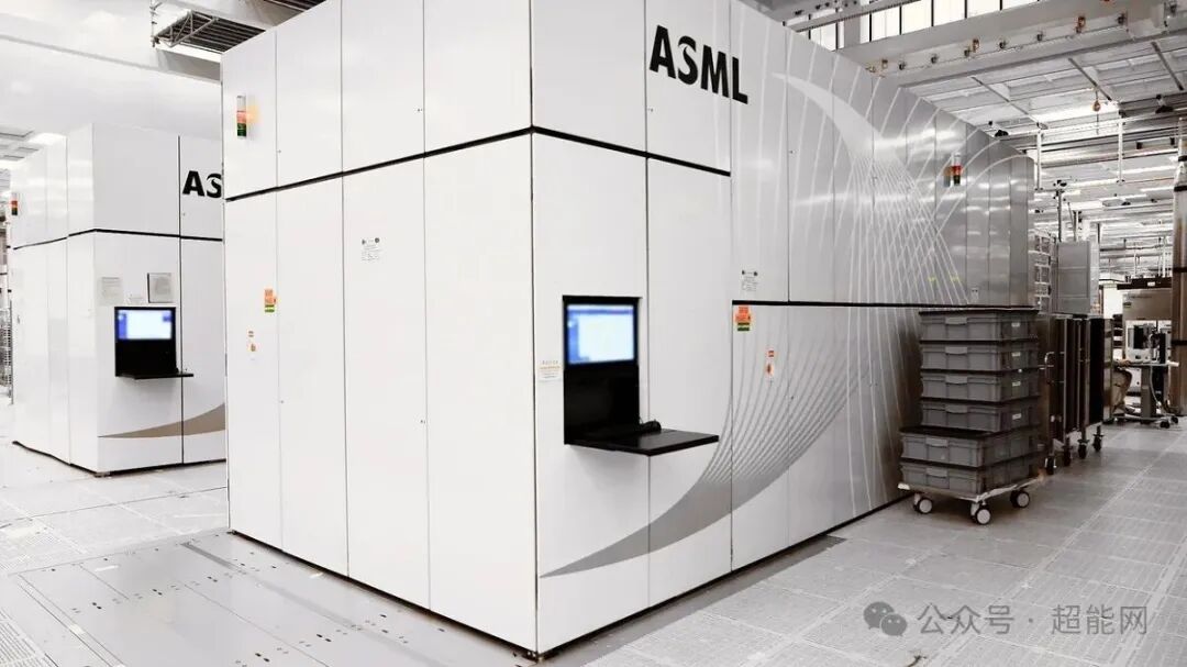 半导体工厂内的ASML光刻机
