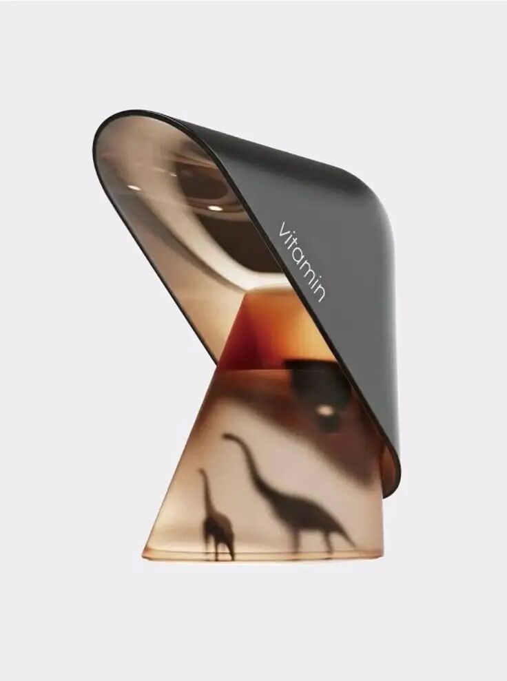 印有vitamin字样的琥珀色透光台灯