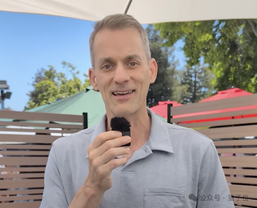 Jeff Dean 在户外接受采访
