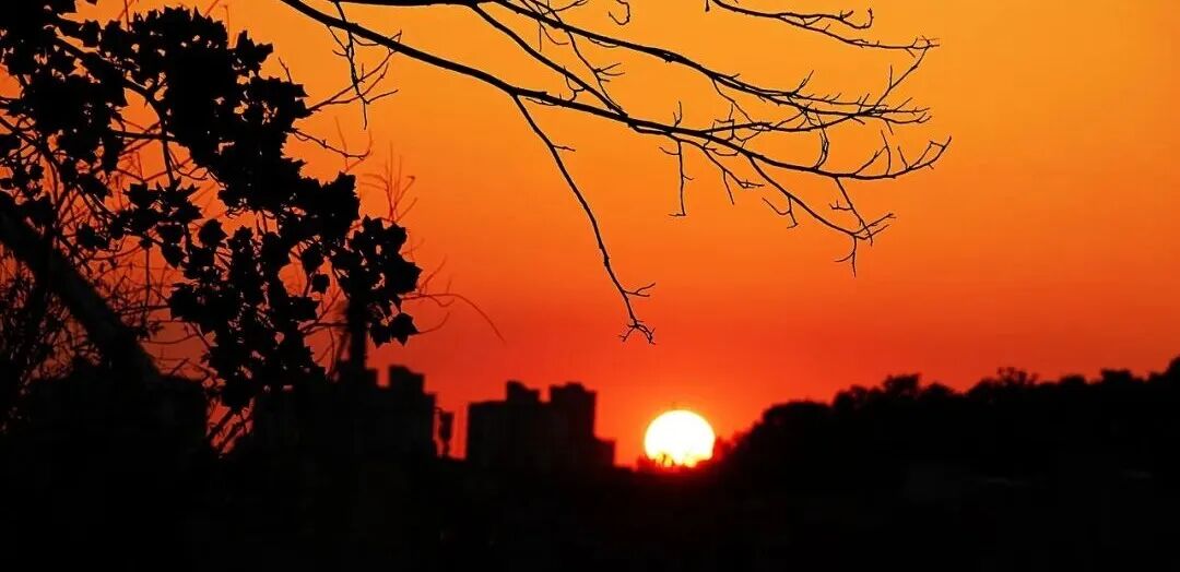 夕阳时分城市剪影，寓意新旧交替