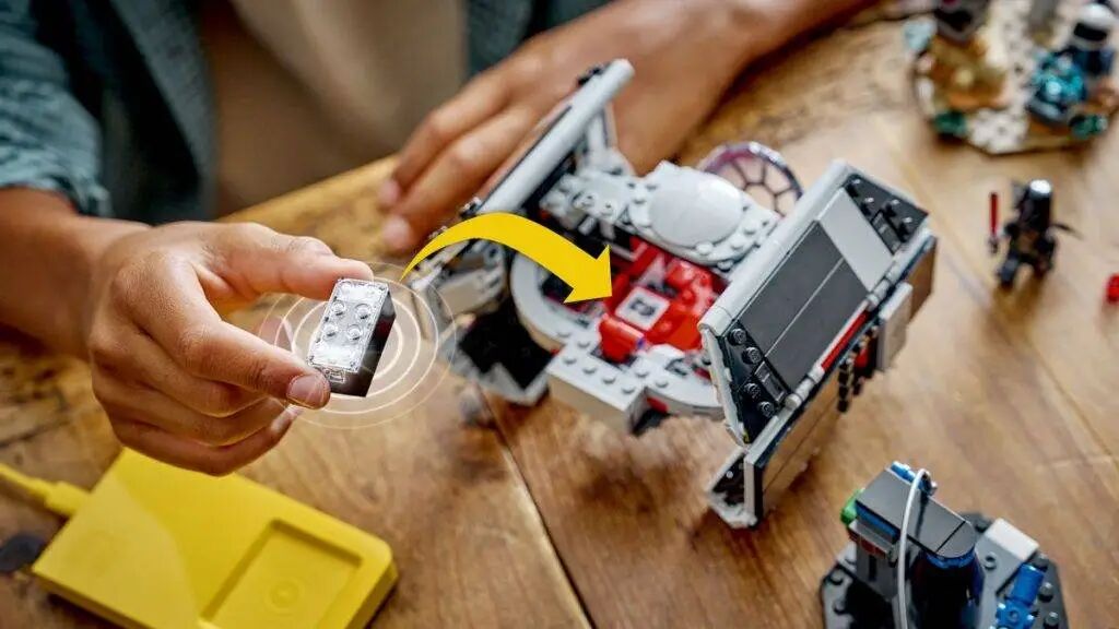 手持乐高智能积木靠近模型