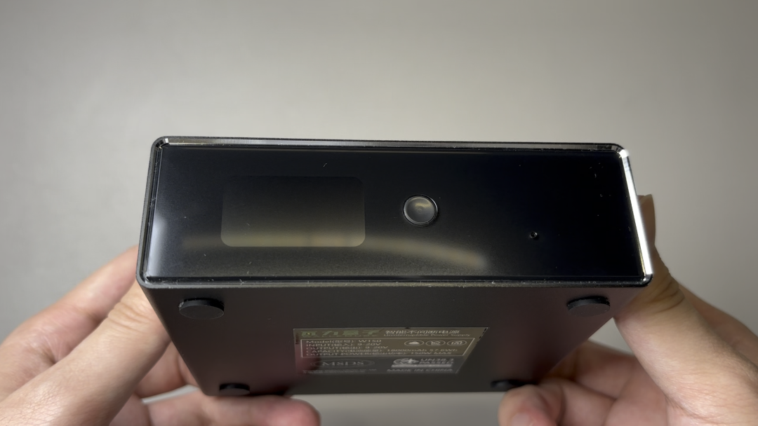 W150主机正面特写，展示屏幕细节