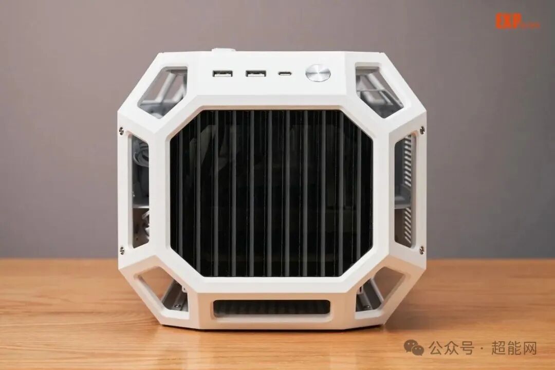 白色八边形机箱整体外观