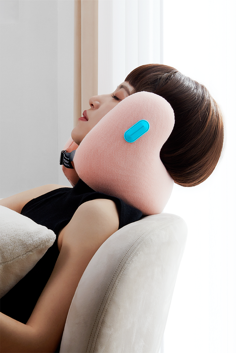 女性使用粉色颈枕休息